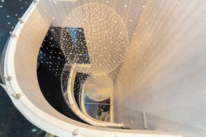 Una estructura arquitectónica circular con una columna central y una escalera en espiral.