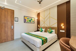 Kamar Double Deluks | Meja kerja dan setrika/meja setrika