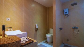 Deluxe King Pool View | Bathroom | Bathtub, free toiletries, hair dryer, bathrobes
