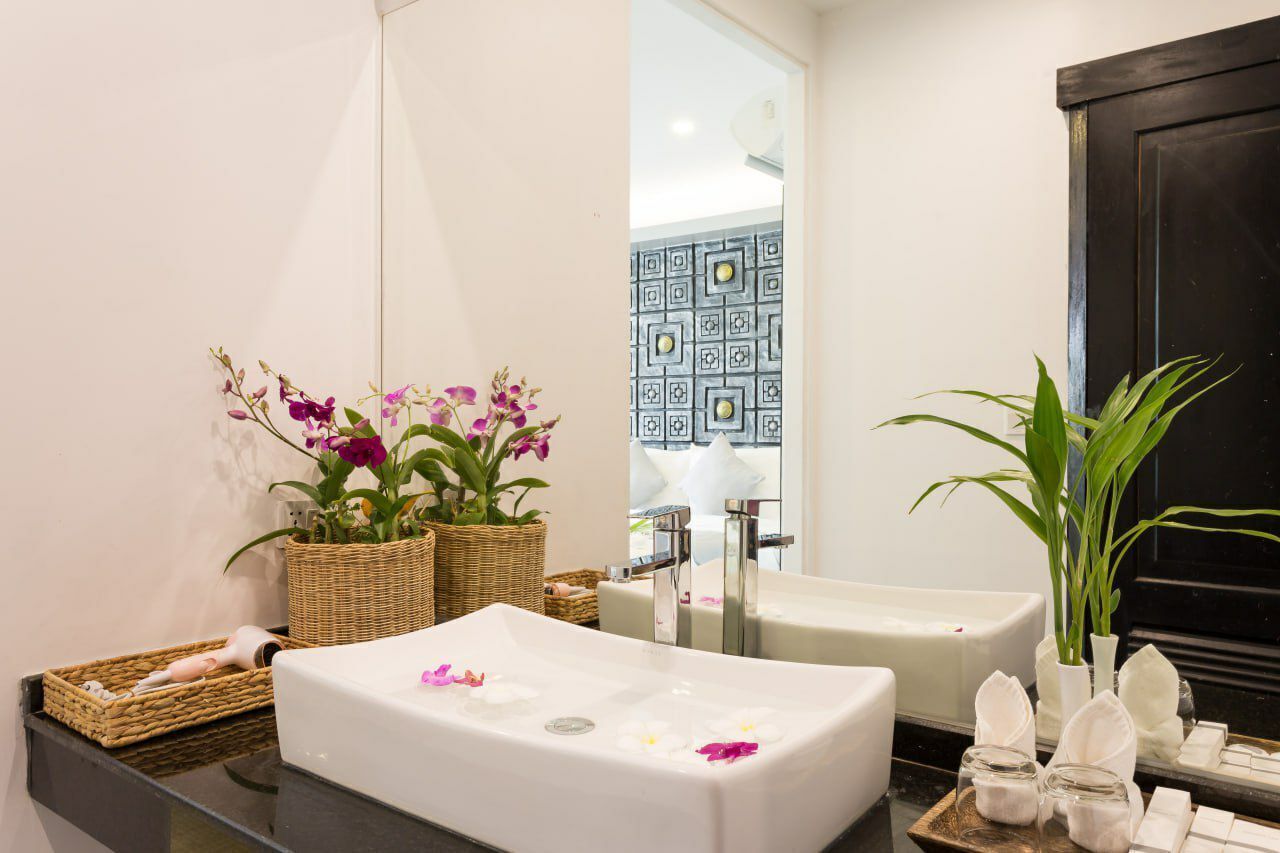 Bathtub, free toiletries, hair dryer, bathrobes