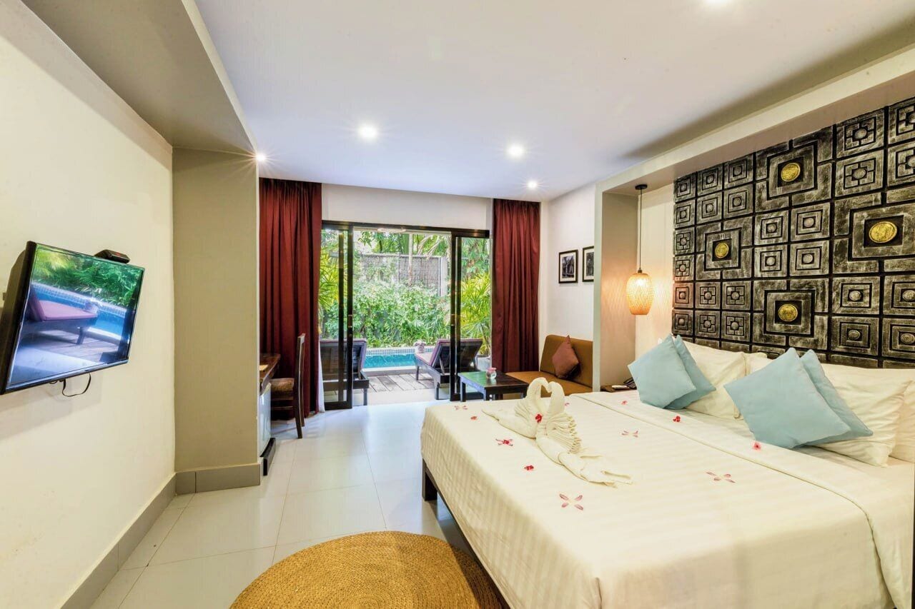 Deluxe King Pool Access | Egyptian cotton sheets, premium bedding, minibar, soundproofing