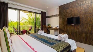 Deluxe King Pool View | Egyptian cotton sheets, premium bedding, minibar, soundproofing
