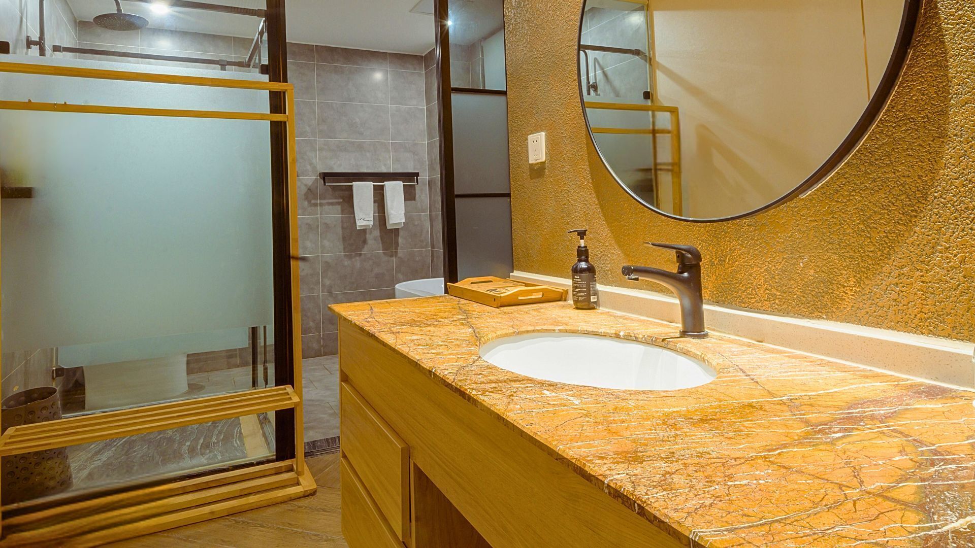 Chambre, plusieurs chambres, accessible aux personnes à mobilité réduite, fumeur | Salle de bain