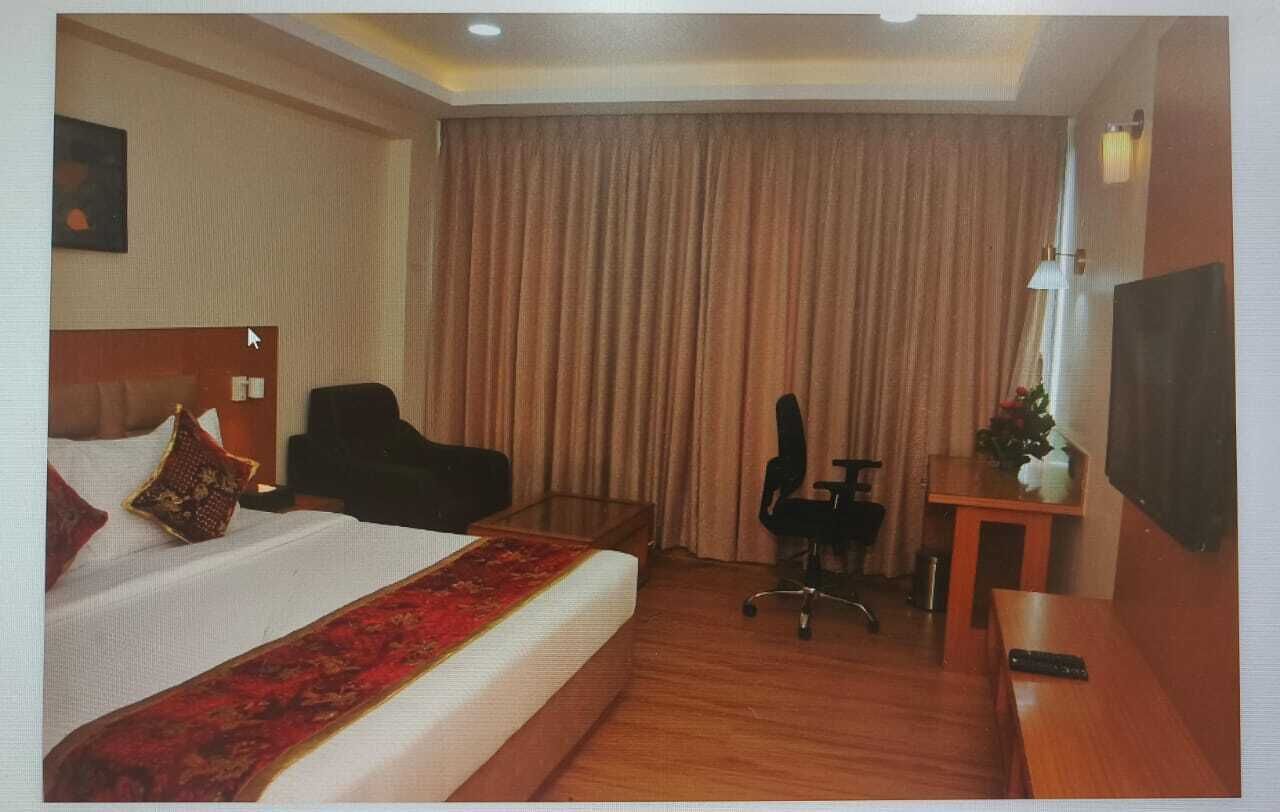 Premium Room | In-room safe, desk, laptop workspace, blackout drapes