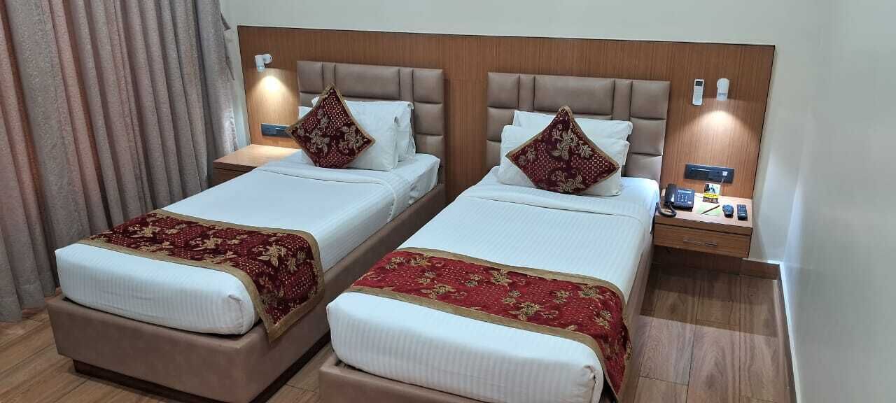 Deluxe Double or Twin Room | In-room safe, desk, laptop workspace, blackout drapes