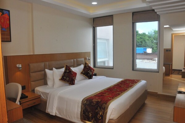 Deluxe Room | In-room safe, desk, laptop workspace, blackout drapes