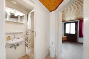 Dusche, kostenlose Toilettenartikel, Handtücher