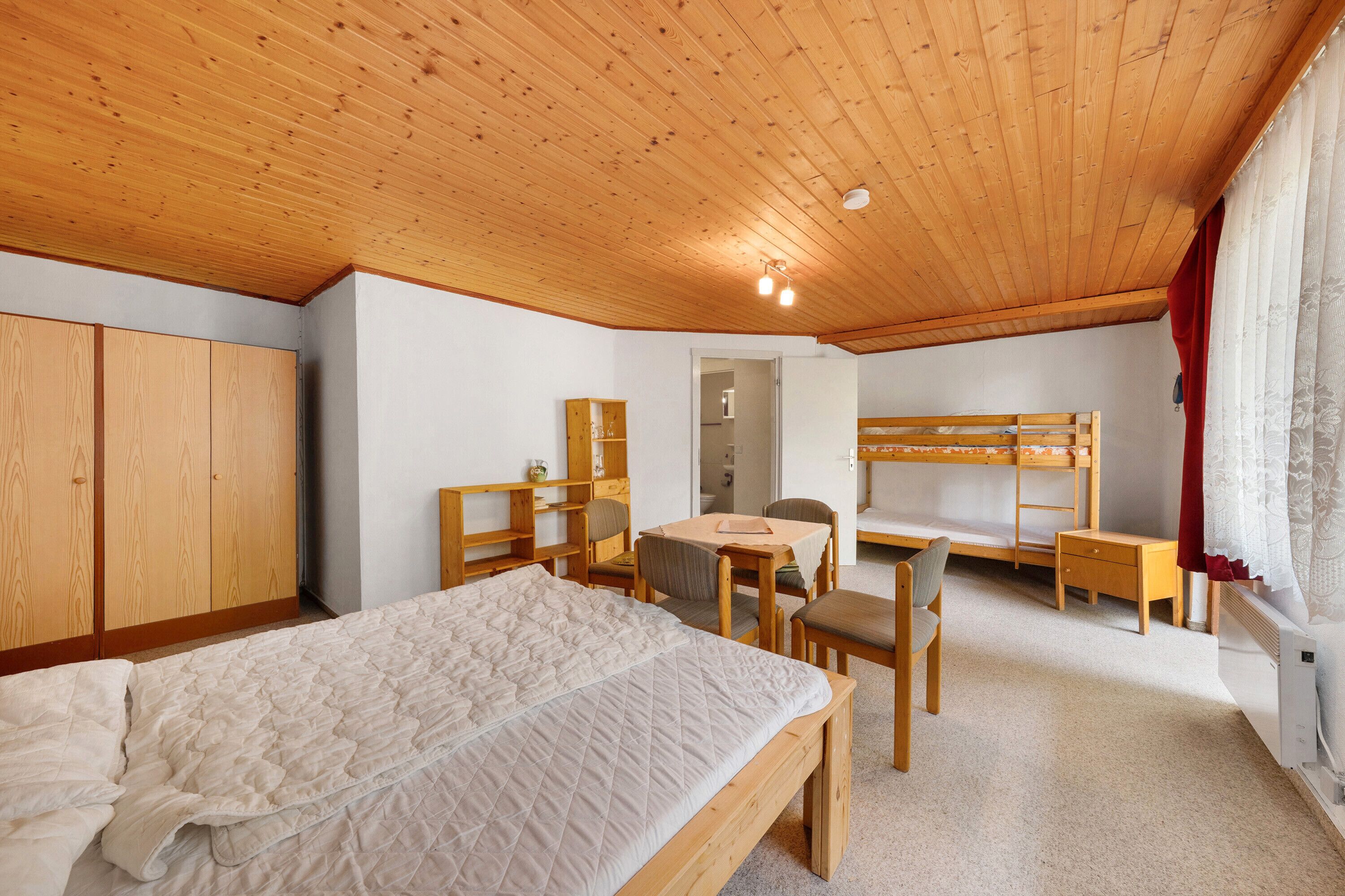 1 sovrum och sängkläder