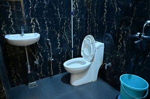 Chambre Double Familiale, climatisation | Salle de bain | Douche, douche à « effet pluie », chaussons, serviettes fournies