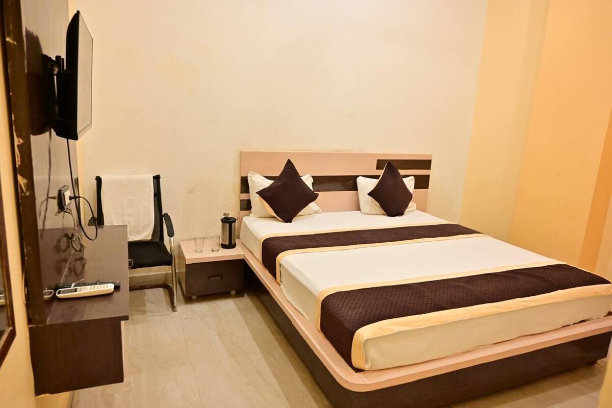 Hypo-allergenic bedding, desk, soundproofing, free WiFi