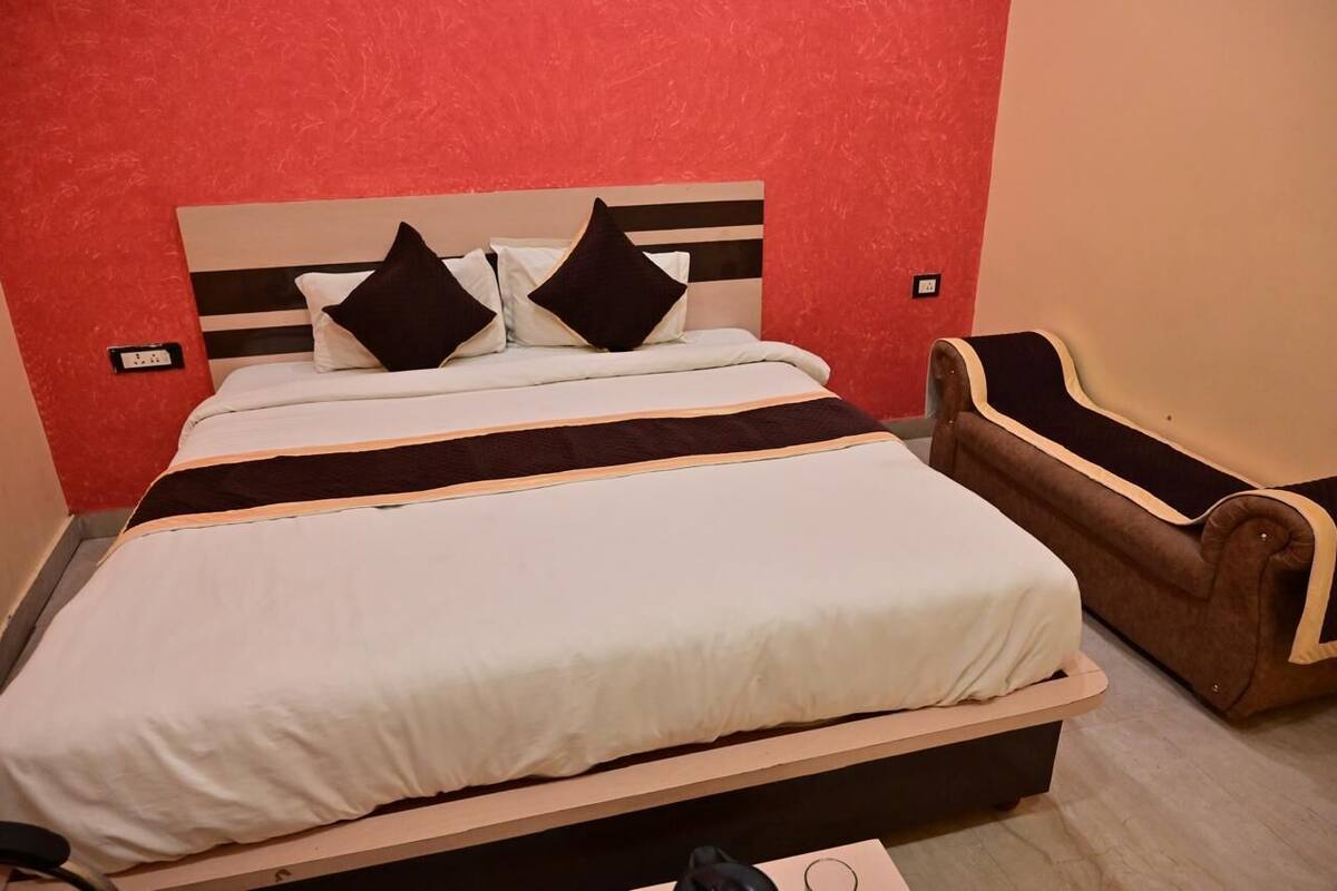 Hypo-allergenic bedding, desk, soundproofing, free WiFi