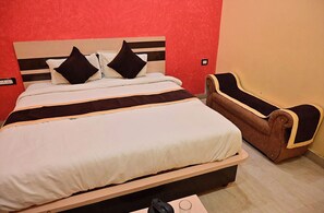 Family Double Room, Air conditioning | Hypo-allergenic bedding, desk, soundproofing, free WiFi