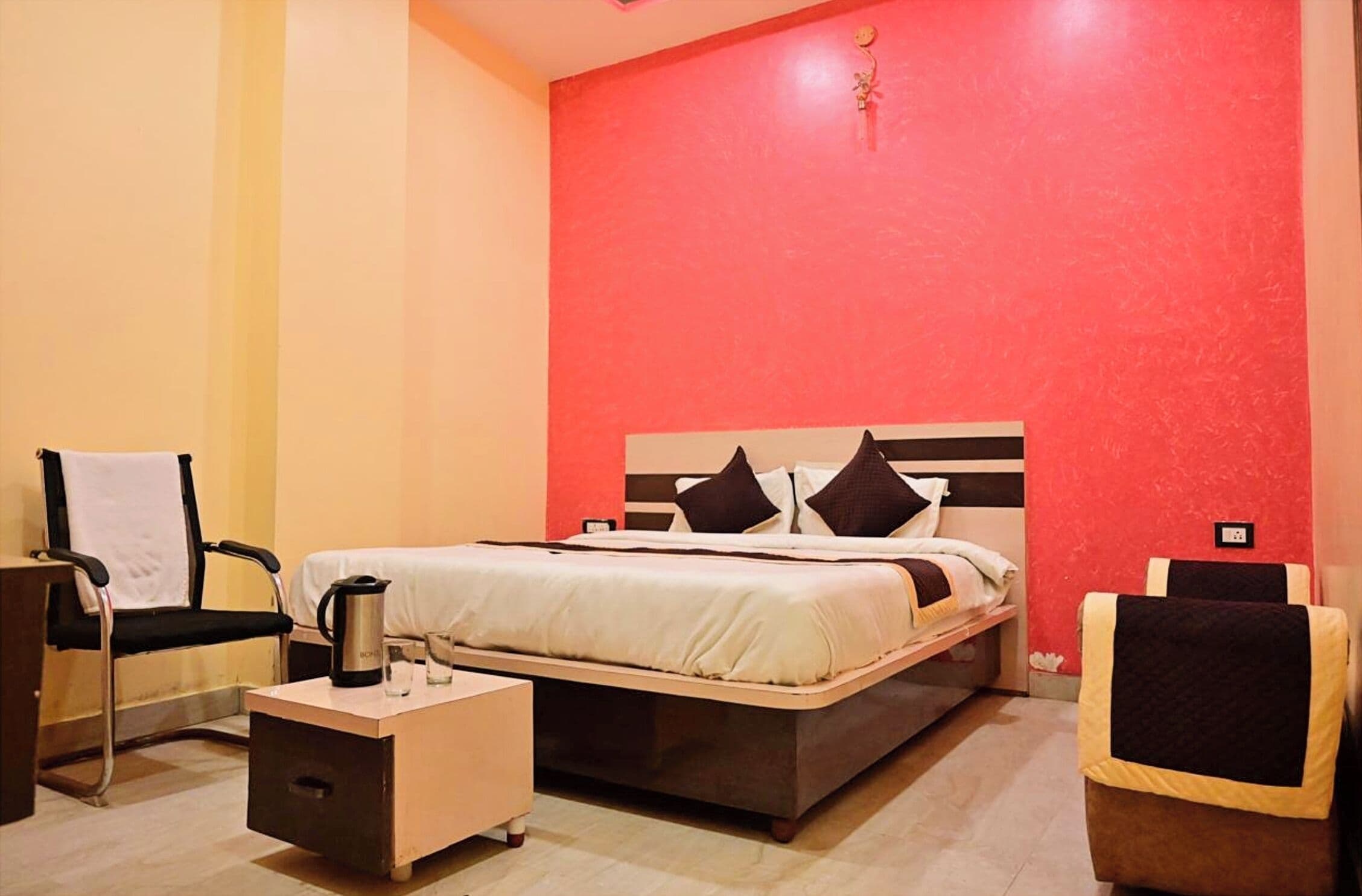 Hypo-allergenic bedding, desk, soundproofing, free WiFi