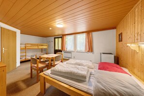 1 bedroom, bed sheets
