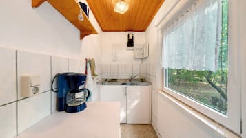 Fridge, stovetop, coffee/tea maker, electric kettle