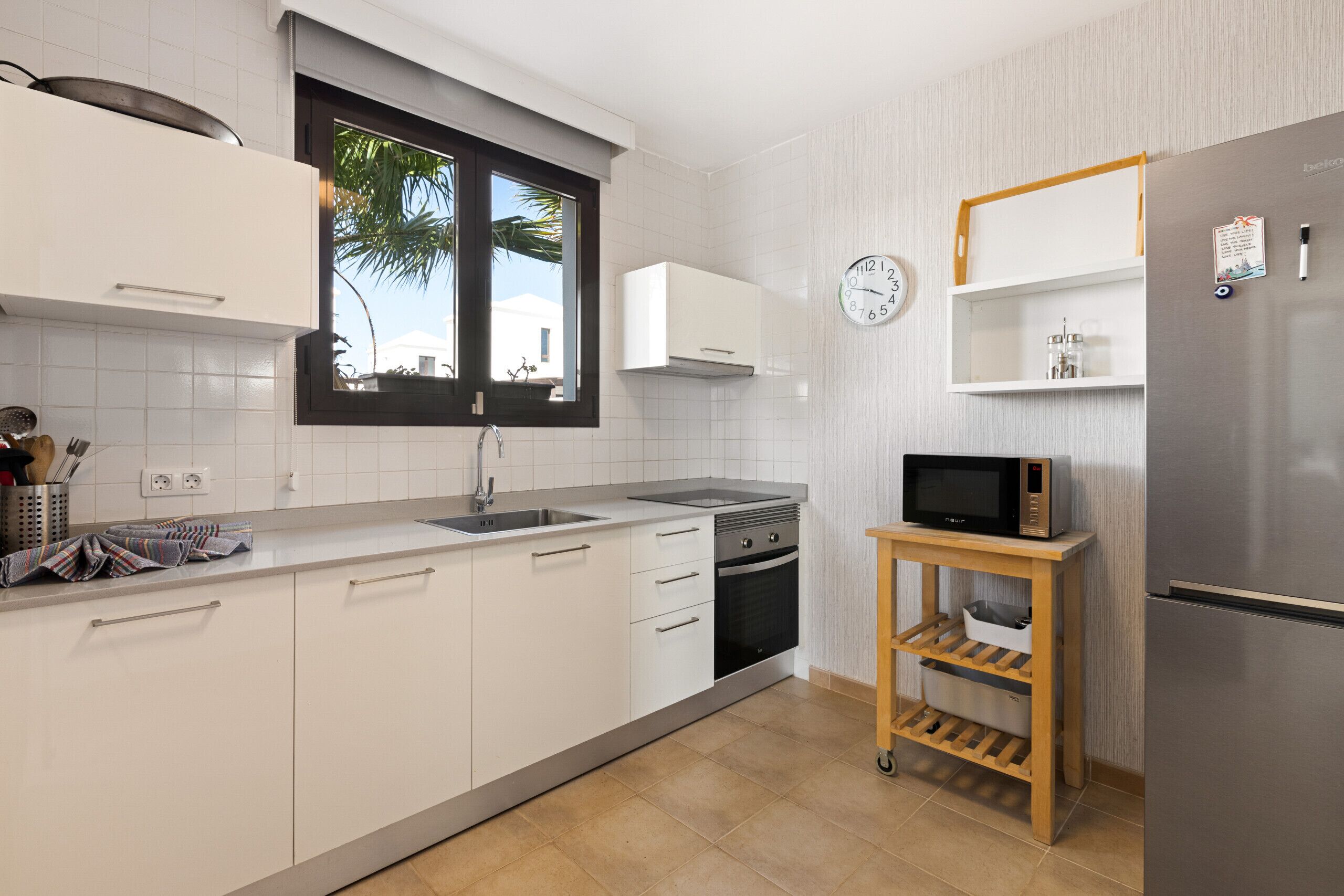 ثلاجة، ميكروويف، فرن، ماكينة لصنع القهوة/الشاي