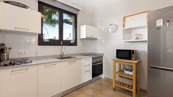 Fridge, microwave, oven, coffee/tea maker