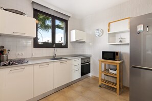 ثلاجة، ميكروويف، فرن، ماكينة لصنع القهوة/الشاي