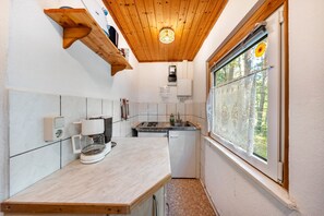 Kjøleskap, kokeplater, kaffetrakter/tekoker og vannkoker