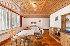 1 bedroom, bed sheets