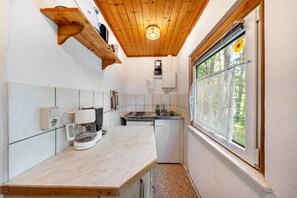 Fridge, stovetop, coffee/tea maker, electric kettle