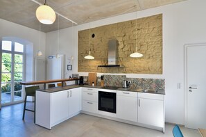 Fridge, oven, stovetop, dishwasher - Modern living in the classroom of an old school (Baustert)