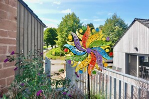 Property grounds - Modern living in the classroom of an old school (Baustert)