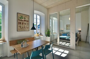 Dining - Modern living in the classroom of an old school (Baustert)