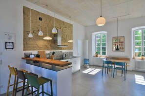Interior - Modern living in the classroom of an old school (Baustert)