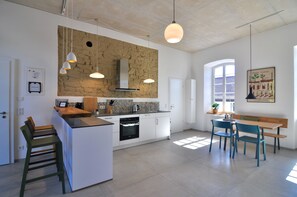 Fridge, oven, stovetop, dishwasher - Modern living in the classroom of an old school (Baustert)