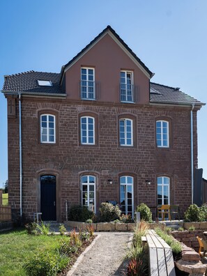 Exterior - Modern living in the classroom of an old school (Baustert)