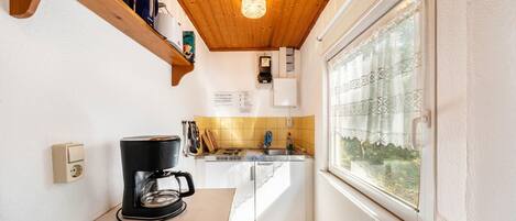 Réfrigérateur, plaque de cuisson, cafetière/bouilloire