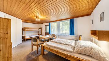 1 bedroom, bed sheets