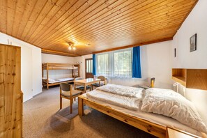 1 bedroom, bed sheets