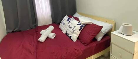 1 dormitori, planxa i posts de planxar, wifi i roba de llit