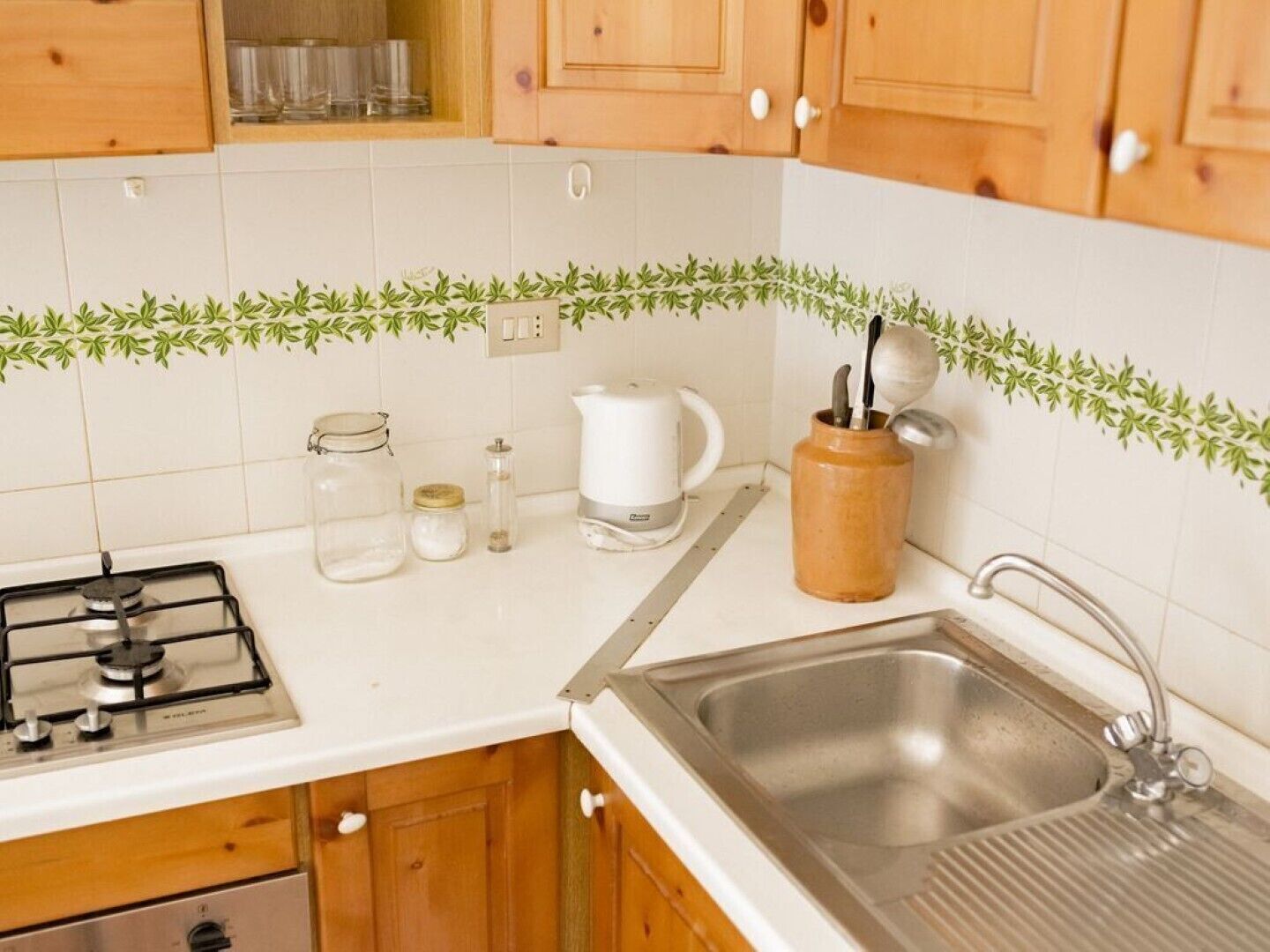 Kylskåp, ugn, spishäll och diskmaskin