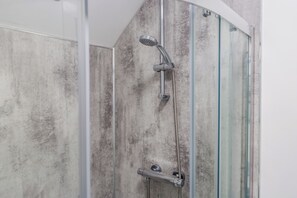 Douche, séchoir à cheveux, serviettes fournies