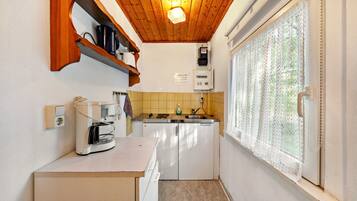 Fridge, stovetop, coffee/tea maker, electric kettle