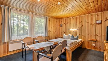 1 bedroom, bed sheets