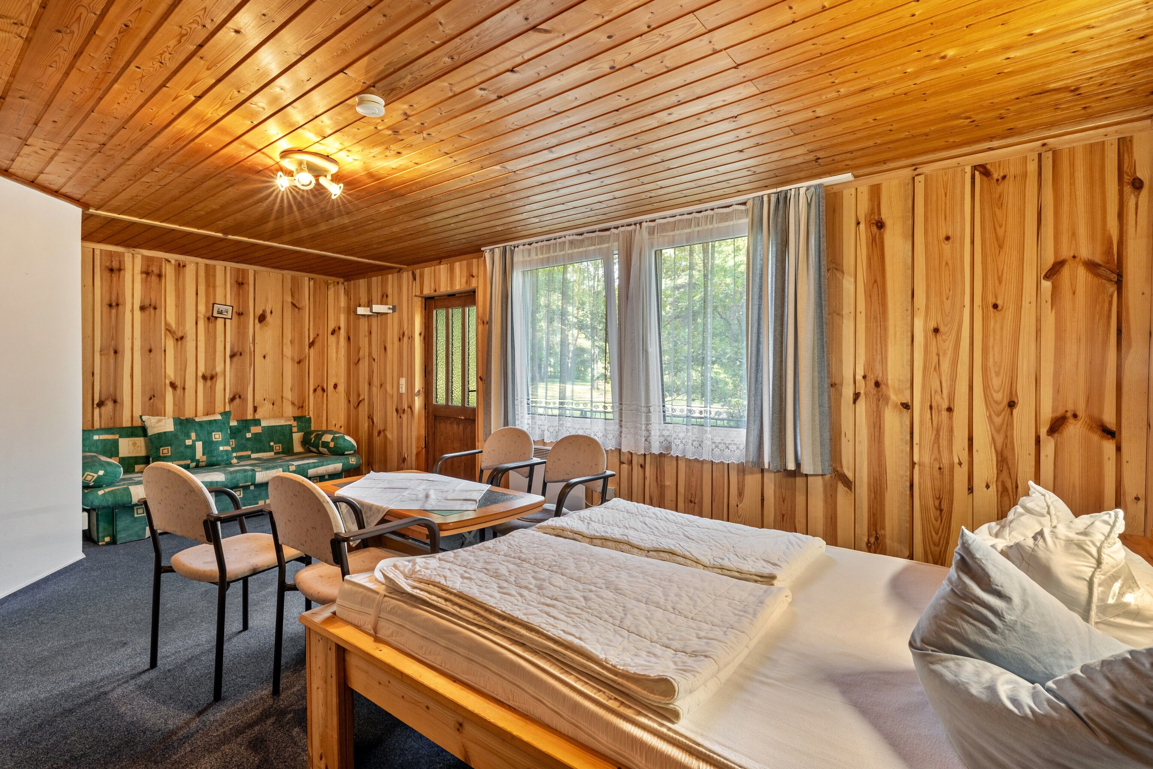 1 bedroom, bed sheets