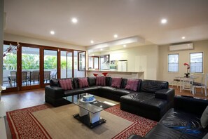 TV - Spacious Holiday Home in the Absolute Heart of Surfers Paradise (Surfers Paradise)