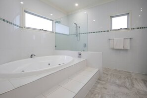 Baignoire à jets, sèche-cheveux, serviettes fournies, savon