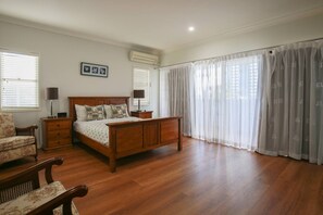 4 quartos, ferros/tábuas de passar roupa, Wi-Fi, roupa de cama