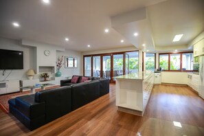 Interior - Spacious Holiday Home in the Absolute Heart of Surfers Paradise (Surfers Paradise)