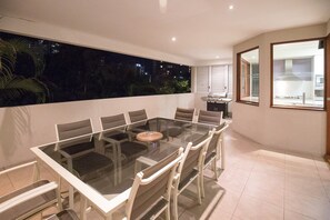 Outdoor dining - Spacious Holiday Home in the Absolute Heart of Surfers Paradise (Surfers Paradise)