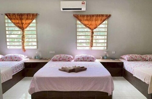 OYO 91002 D Qamar Motel