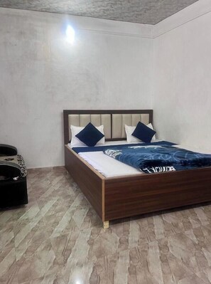 Deluxe dubbelrum - utsikt mot staden | Gratis wi-fi och sängkläder