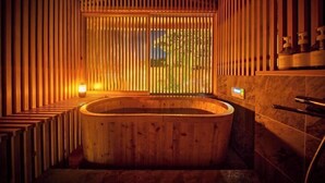 A wooden sauna with a large tub, wooden slats, and a window with a view. - Tetsu-juro （former Ogunis residence） , Himeji Castles back parlor-like"400-year-old inn" (Fukusaki)