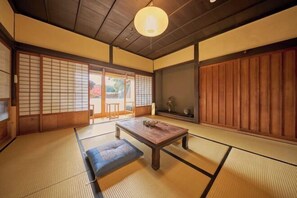 Room - Tetsu-juro （former Ogunis residence） , Himeji Castles back parlor-like"400-year-old inn" (Fukusaki)