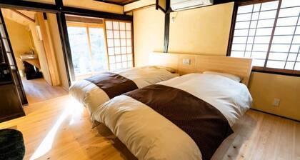Tetsu-juro ïŒformer Ogunis residenceïŒ , Himeji Castles back parlor-like"400-year-old inn"